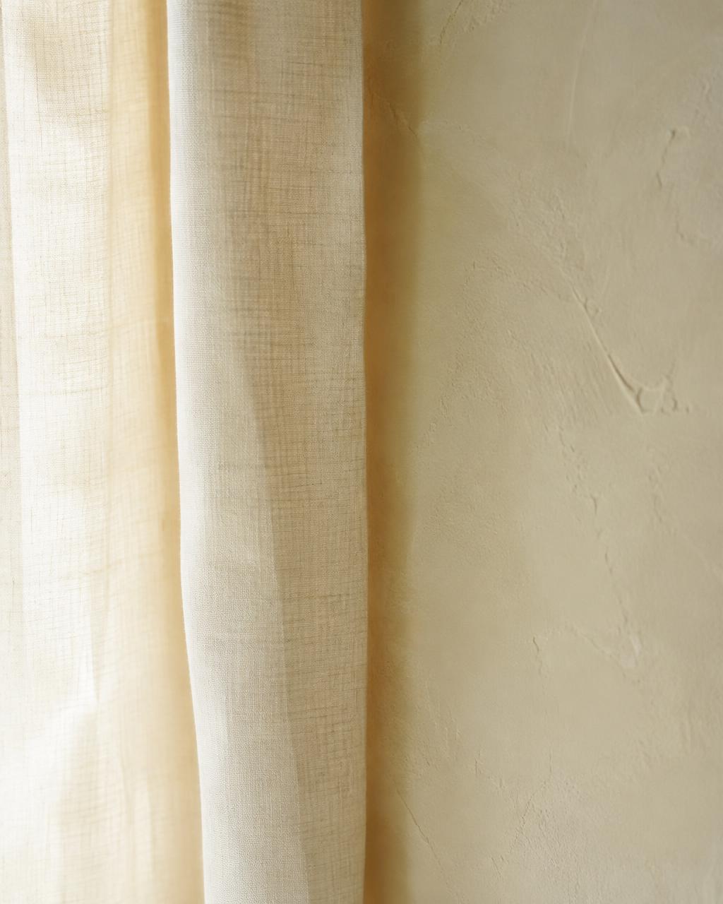 Linen against lime plaster